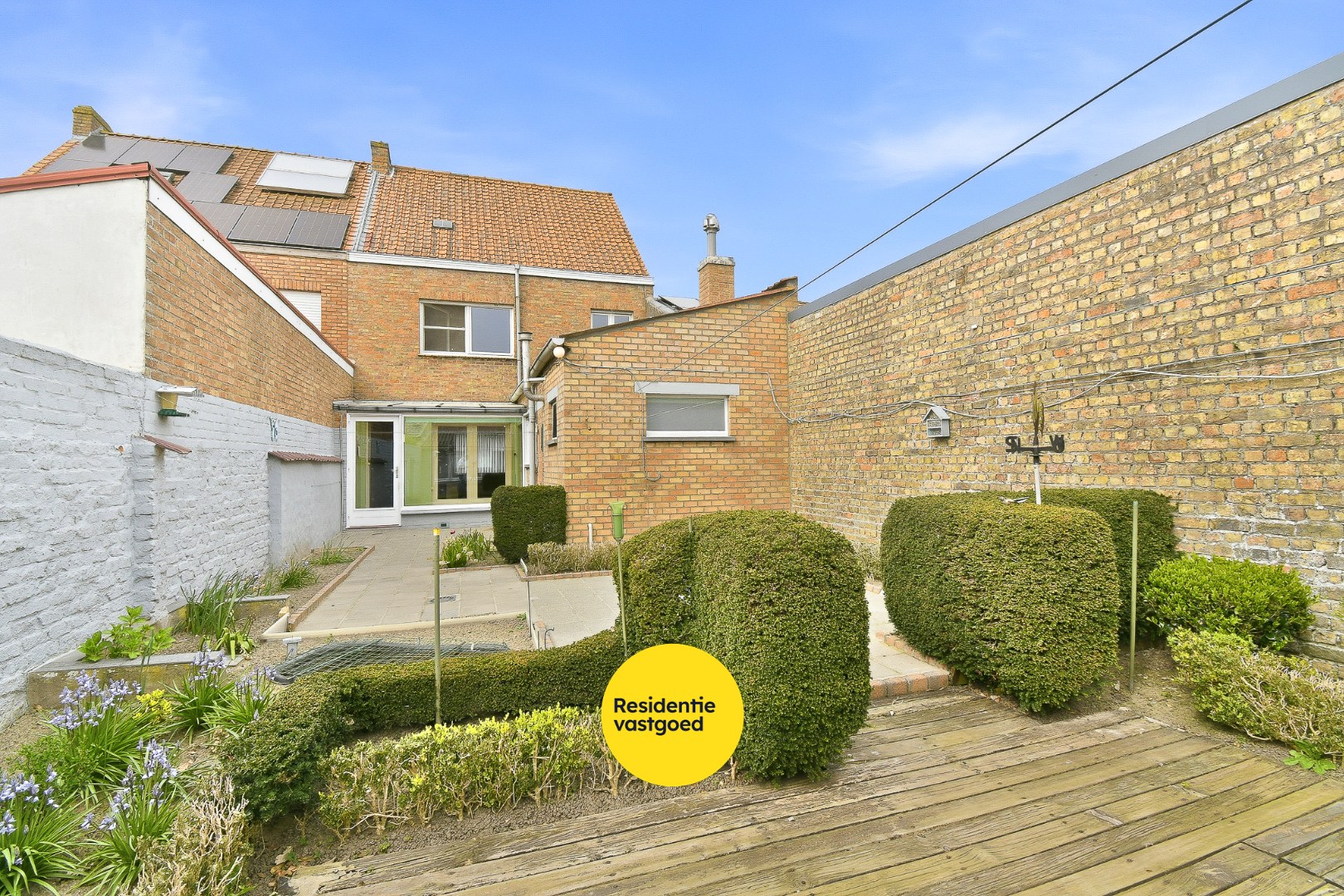 Te renoveren gezinswoning met drie slaapkamers en zongerichte tuin 