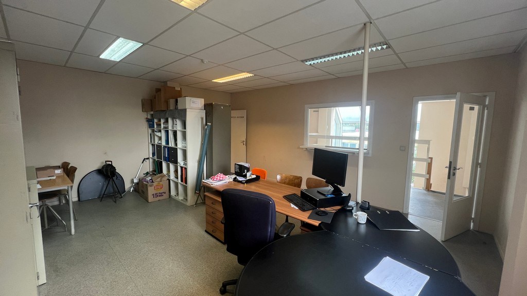 Magazijn met kantoren te huur in Industriepark Drongen