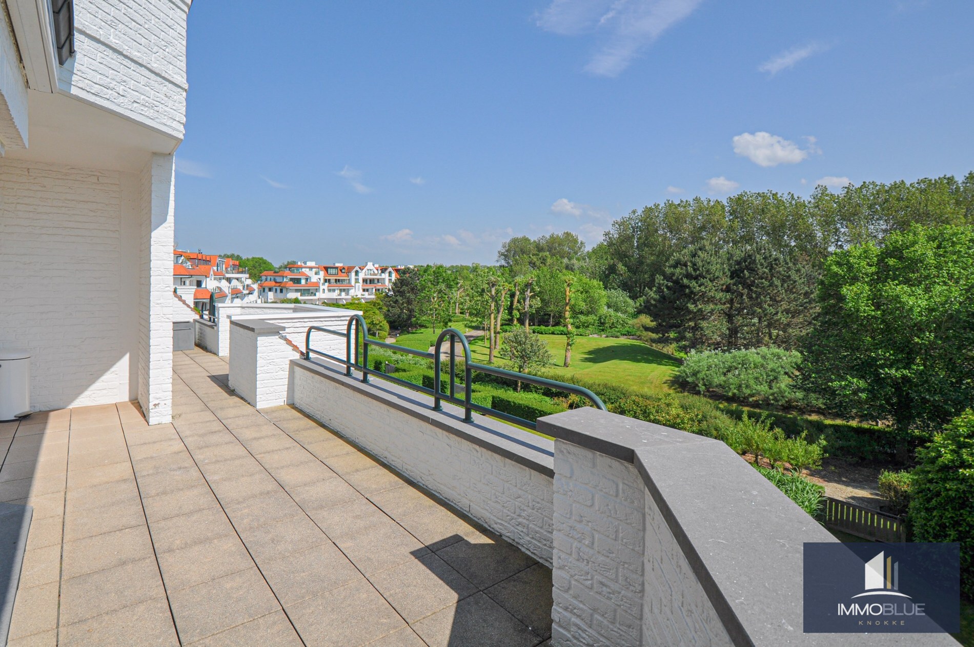 "Sublime appartement d'angle avec de spacieuses terrasses situé dans le prestigieux domaine Tennis Garden." 