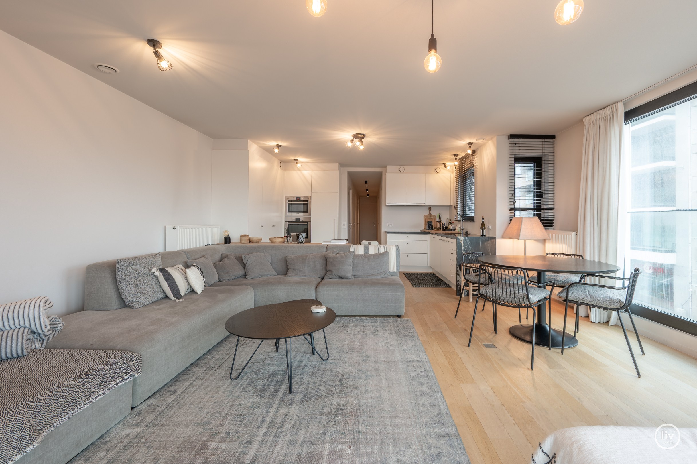 Prachtig HOEKappartement met open zichten en 3 slaapkamers gelegen op de Kustlaan te Knokke. 