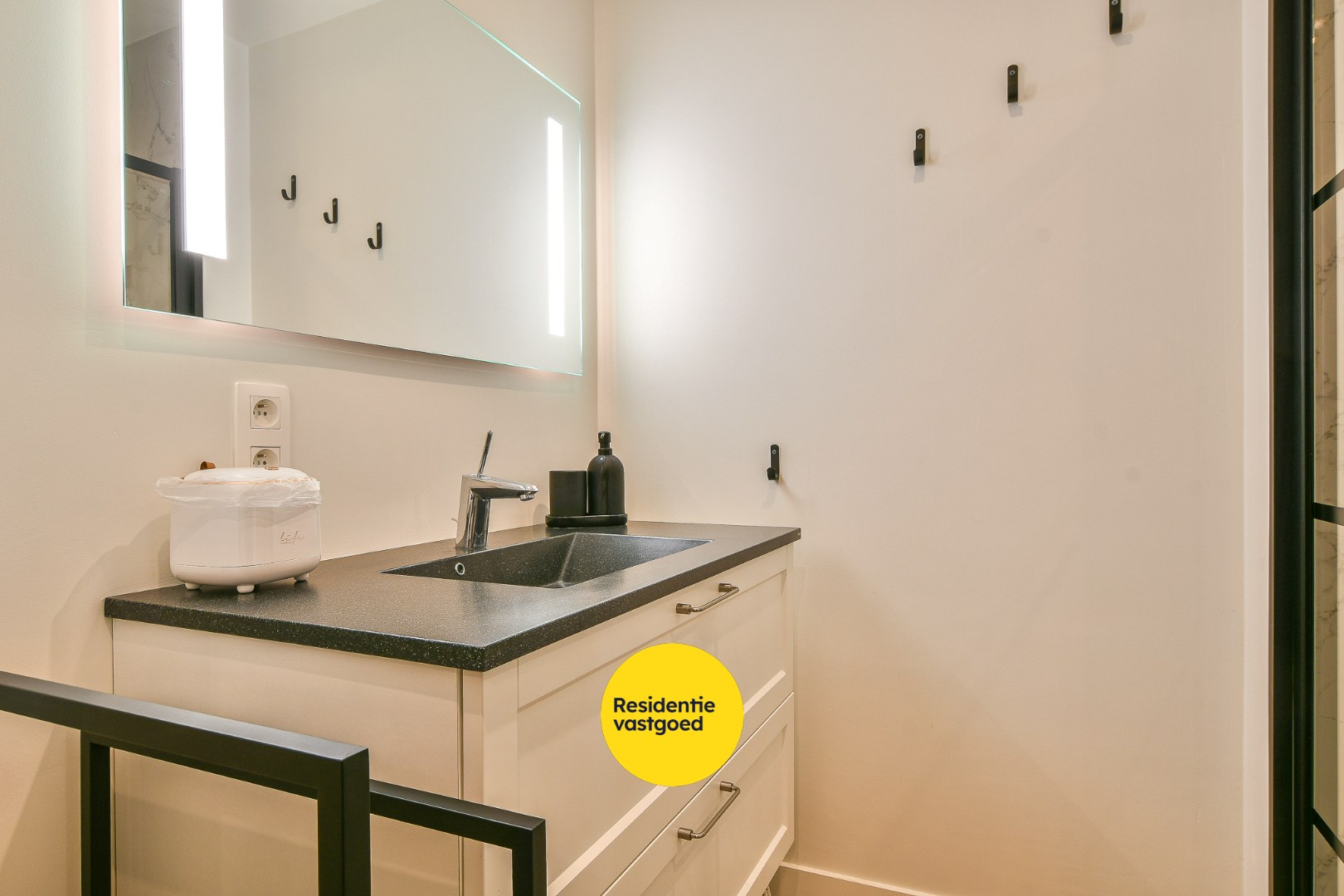 Volledig vernieuwd appartement te koop - achterkant zeedijk Wenduine! 