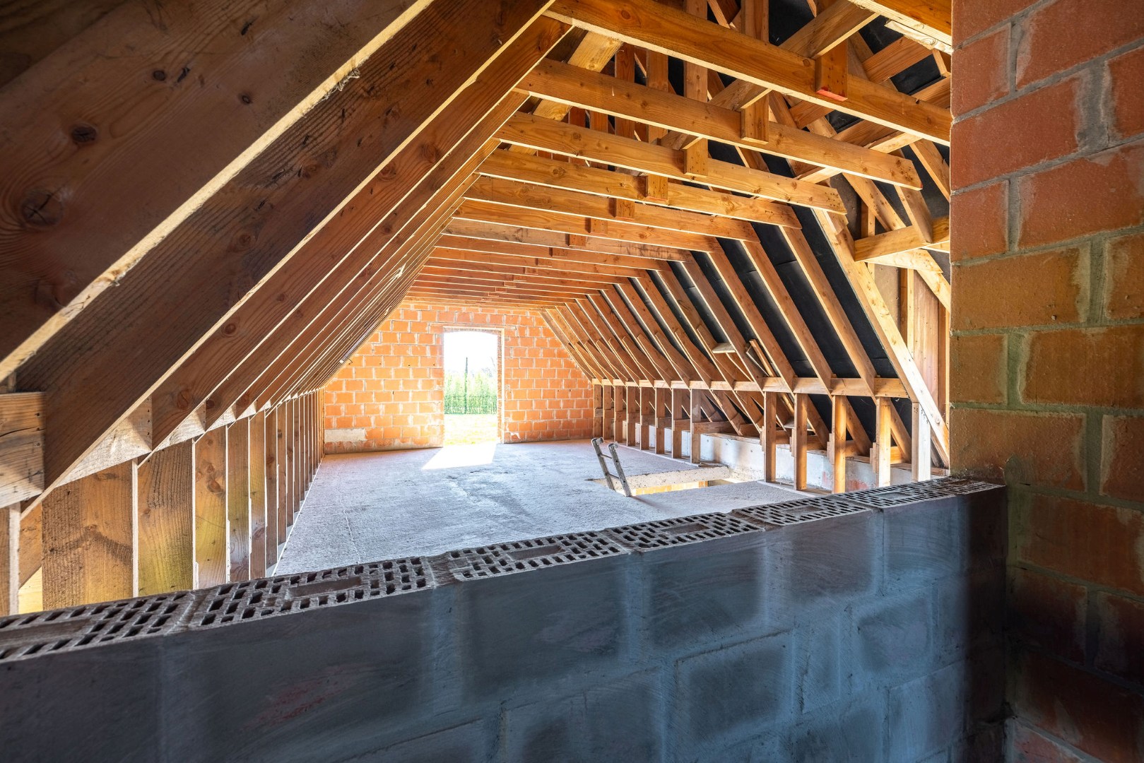 Landelijk gelegen ruwbouwhoeve met bijgebouwen op uitzonderlijk perceel van ca. 9.331 m² 