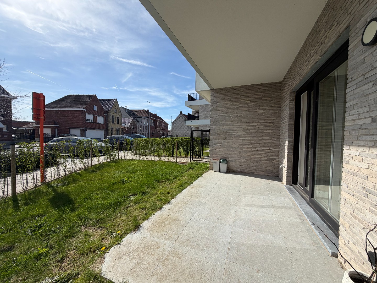 Gelijkvloers appartement met terras, tuintje en autostaanplaats 