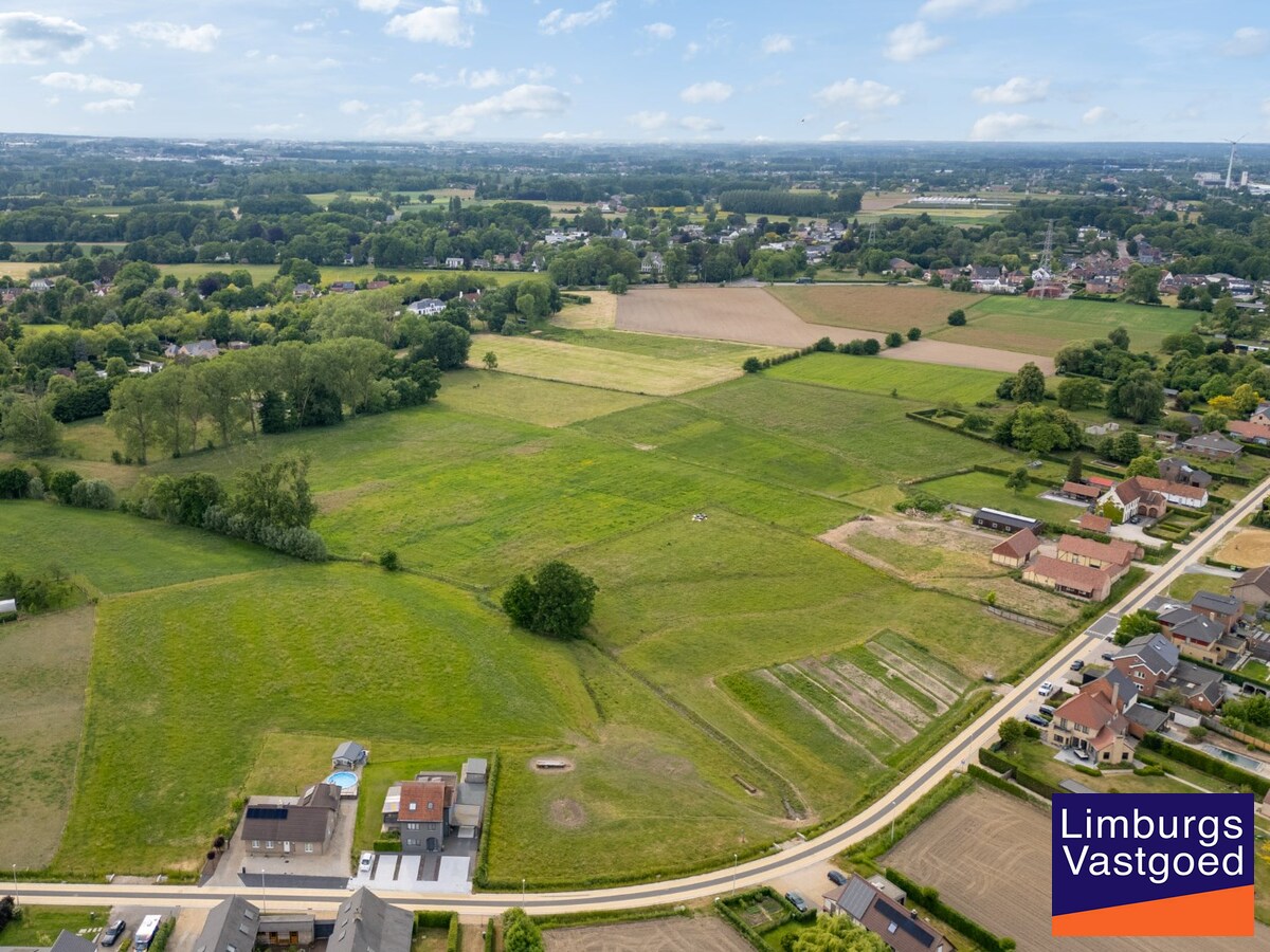 UNIEKE VIERKANTSHOEVE met paardenstallen op 7,34 hectare met vergunning voor zwembad en poolhouse 