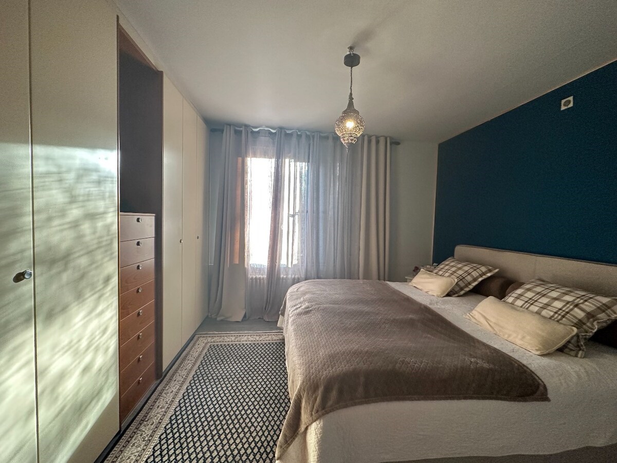 Residentieel gelegen, vrijstaande woning met bijgebouw 