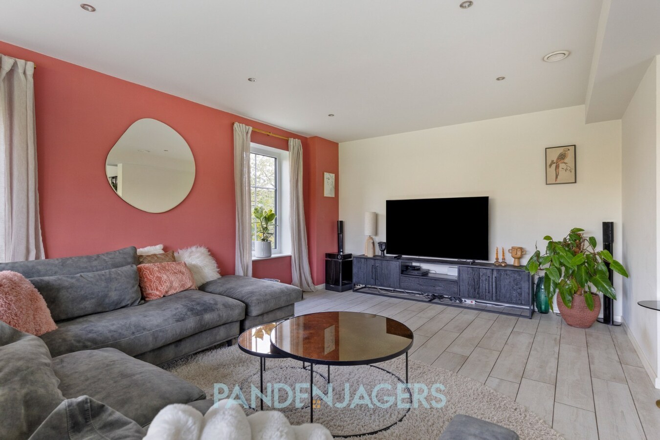 Recente energiezuinige woning met 6 slaapkamers, laadpaal en ruim perceel 