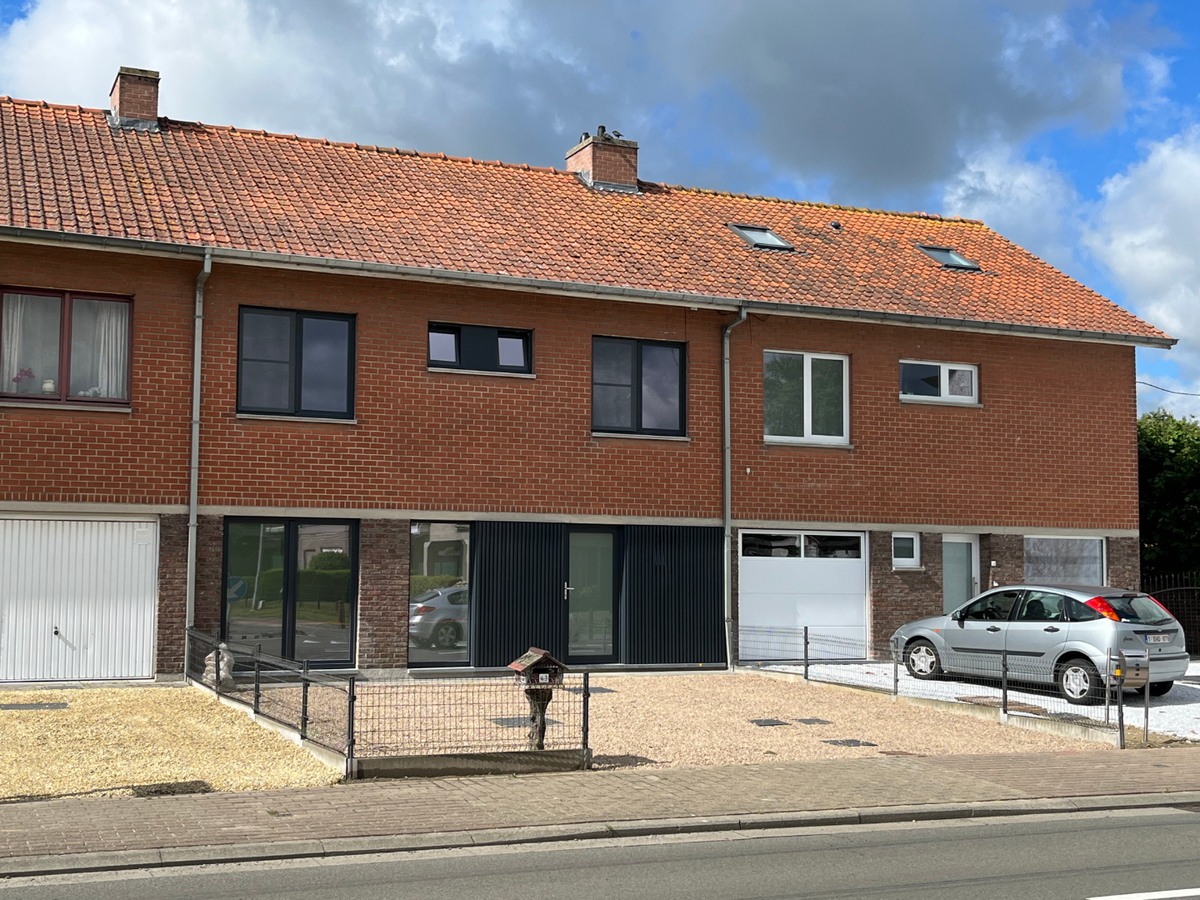 Energetisch gerenoveerde, ruime gesloten bebouwing te Kruisem 