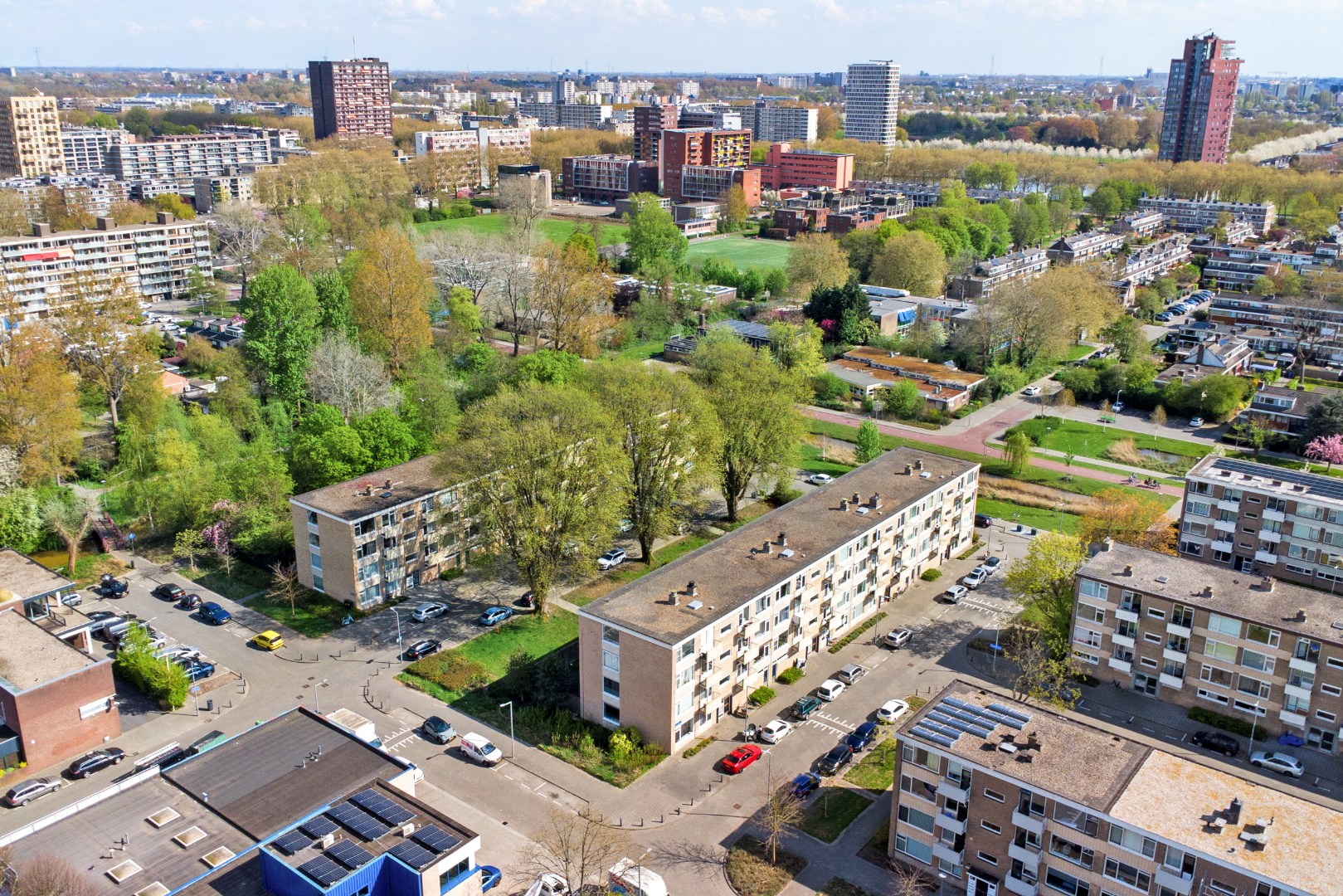 Instapklaar 3-kamer appartement op de 1e verdieping met keurige keuken en badkamer, 2 balkons, berging in de onderbouw en is gelegen op eigen grond. 