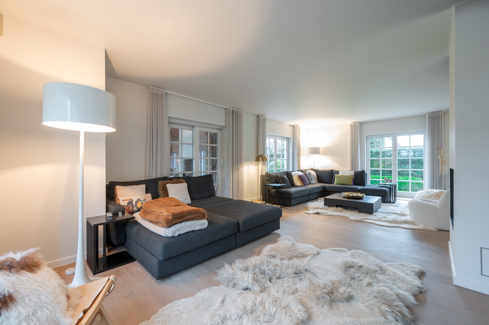 Villa exclusive entièrement meublée avec 5 chambres, piscine et double garage - emplacement prestigieux et calme près du Zoute. 