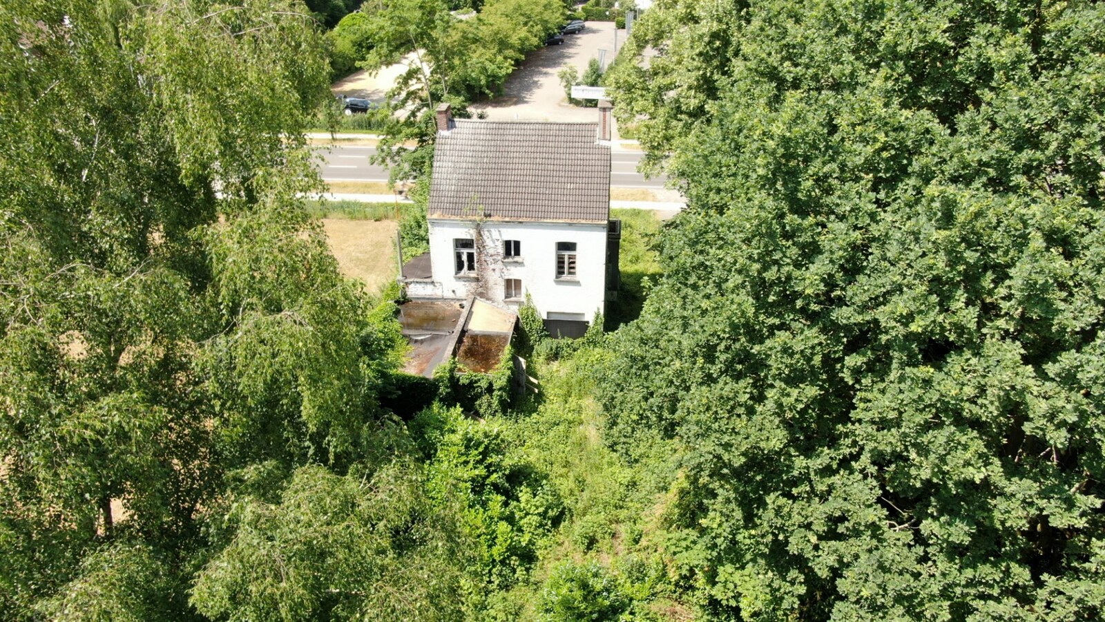 Projectgrond op een perceel van 2.579 m² met 24 meter straatbreedte. 