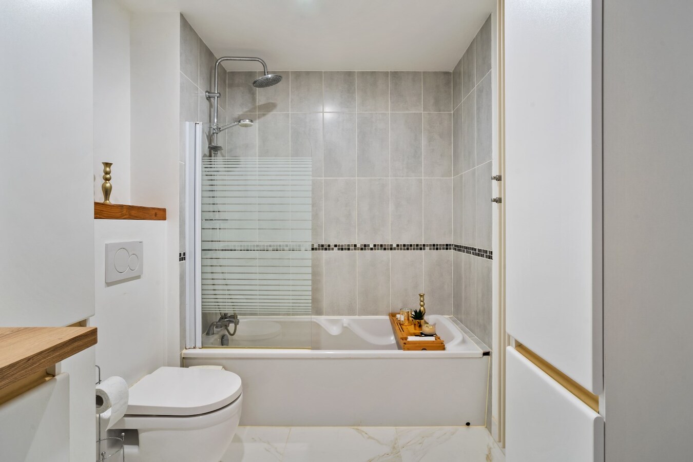 Prachtig gelegen halfopen woning met garage en prachtige landelijke verzichten. 