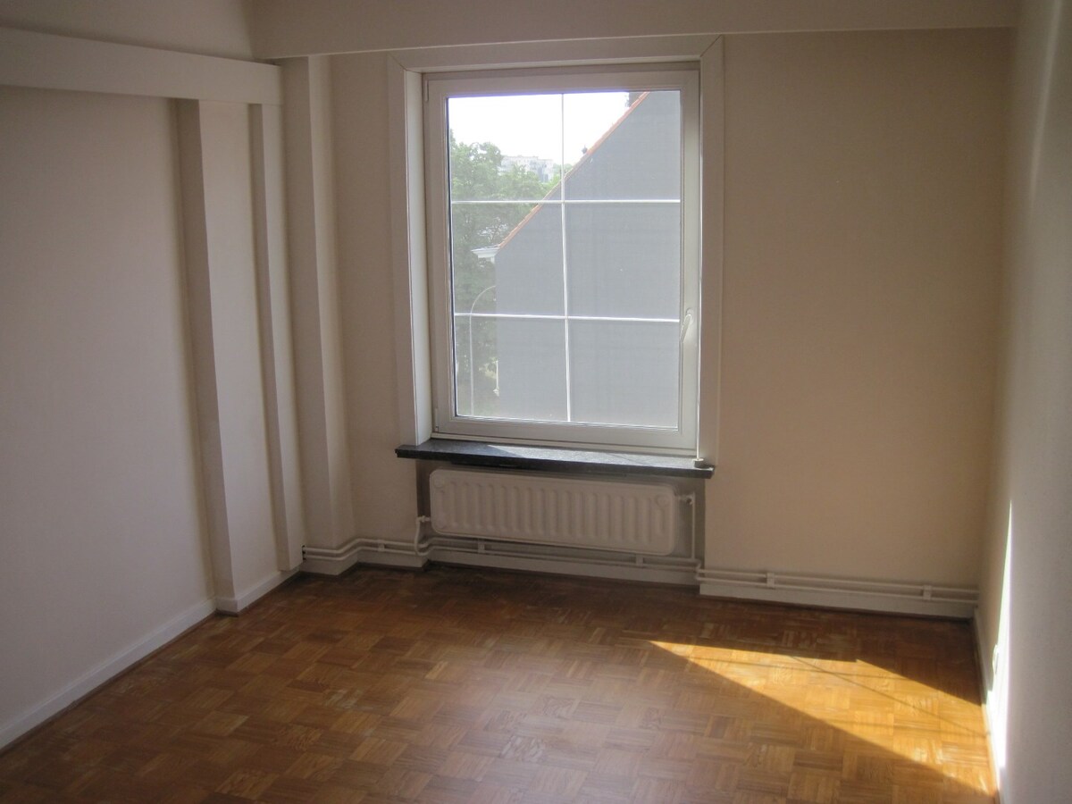 Luxueus appartement met garage en berging (kelder). 