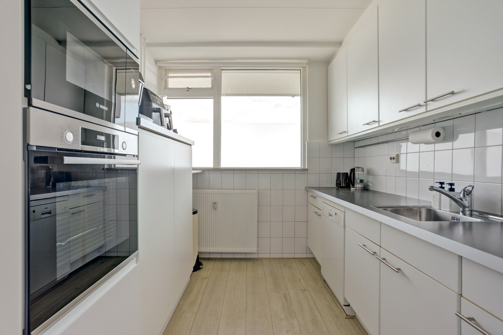 Zonder klussen te betrekken dit fraaie 4-kamer appartement op de 10e verdieping met 3 slaapkamers, fraaie keuken, moderne badkamer, mooi uitzicht en gelegen aan een groen park! 
