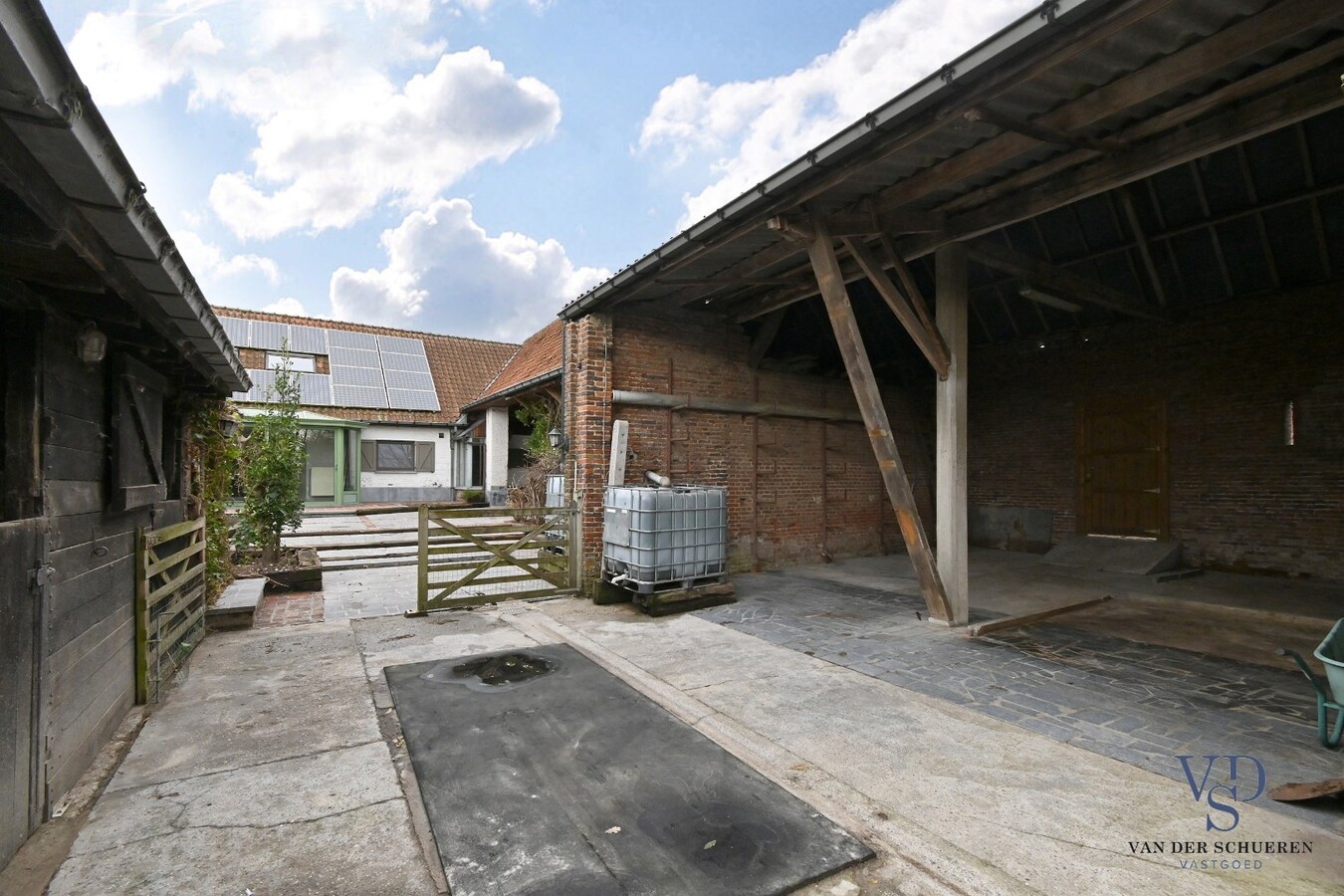 Charmante hoeve met stallen 