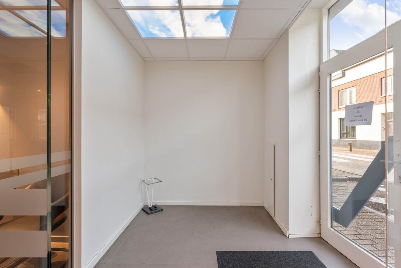 Ruim, zeer energiezuinig kantoor in het centrum van Neeroeteren met diverse mogelijkheden! 