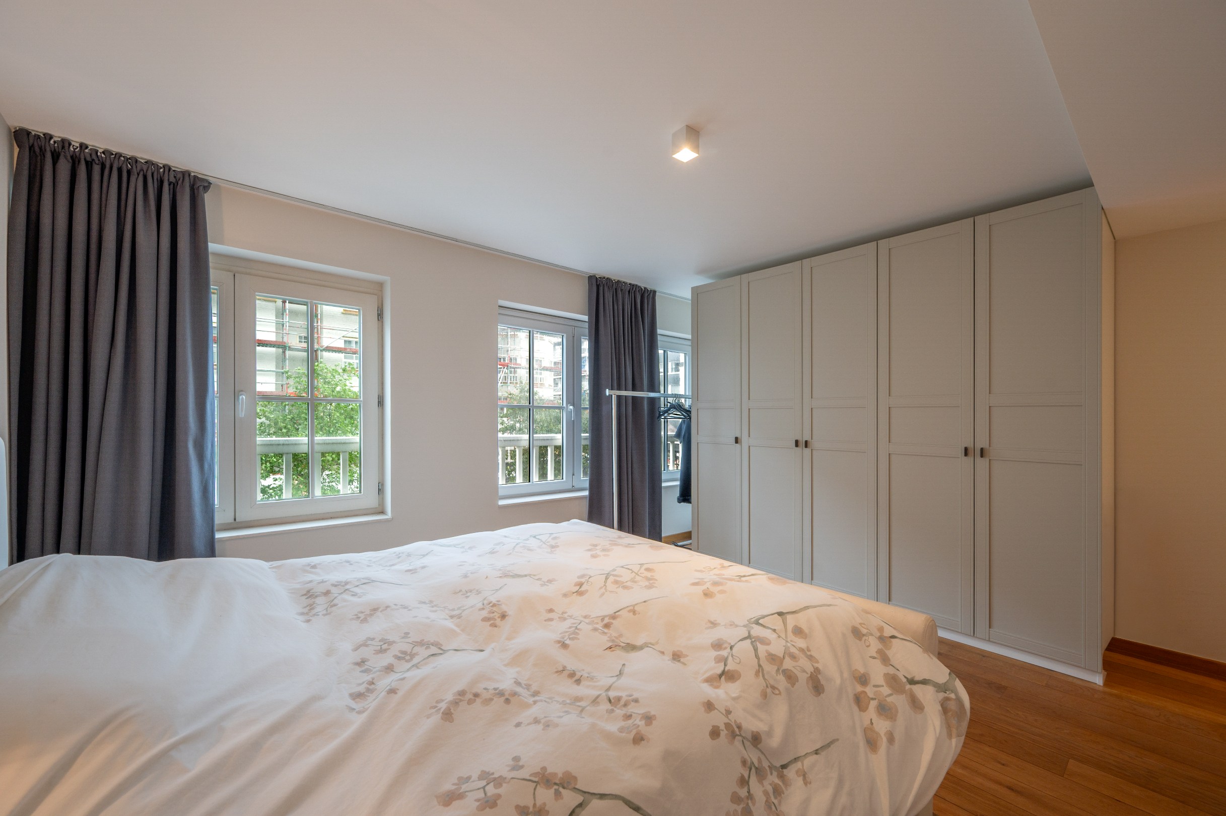 Uitzonderlijk lichtrijk hoekappartement van 150 m² met open zicht op het Burgemeester Frans Desmidtplein – inclusief 2 autostandplaatsen 
