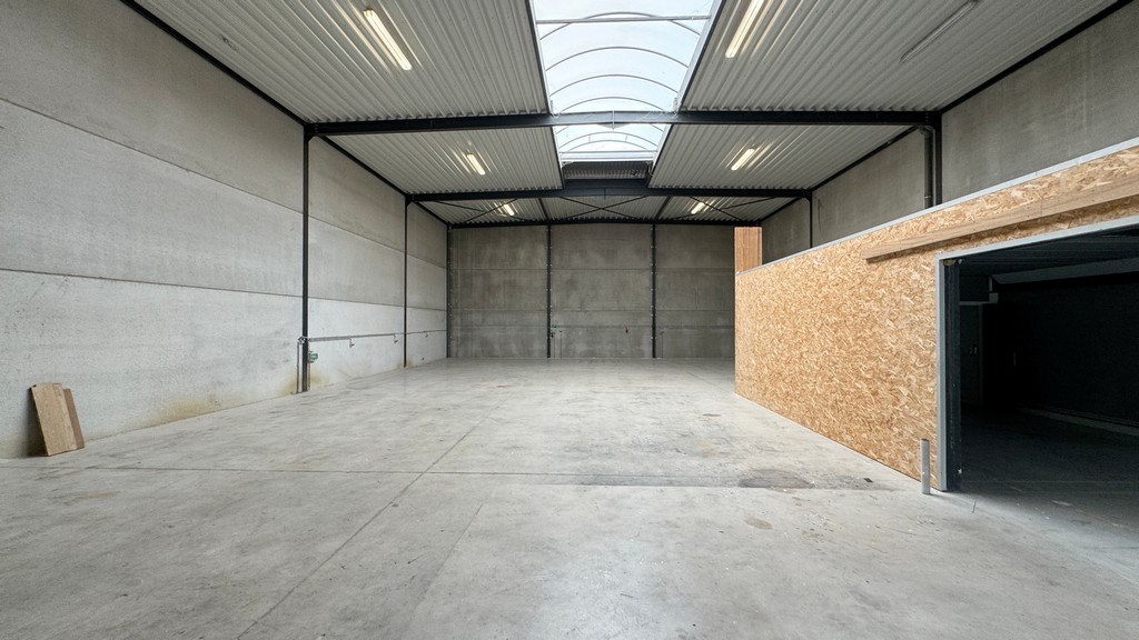 Magazijnen met kantoor te huur nabij E313 in Ranst