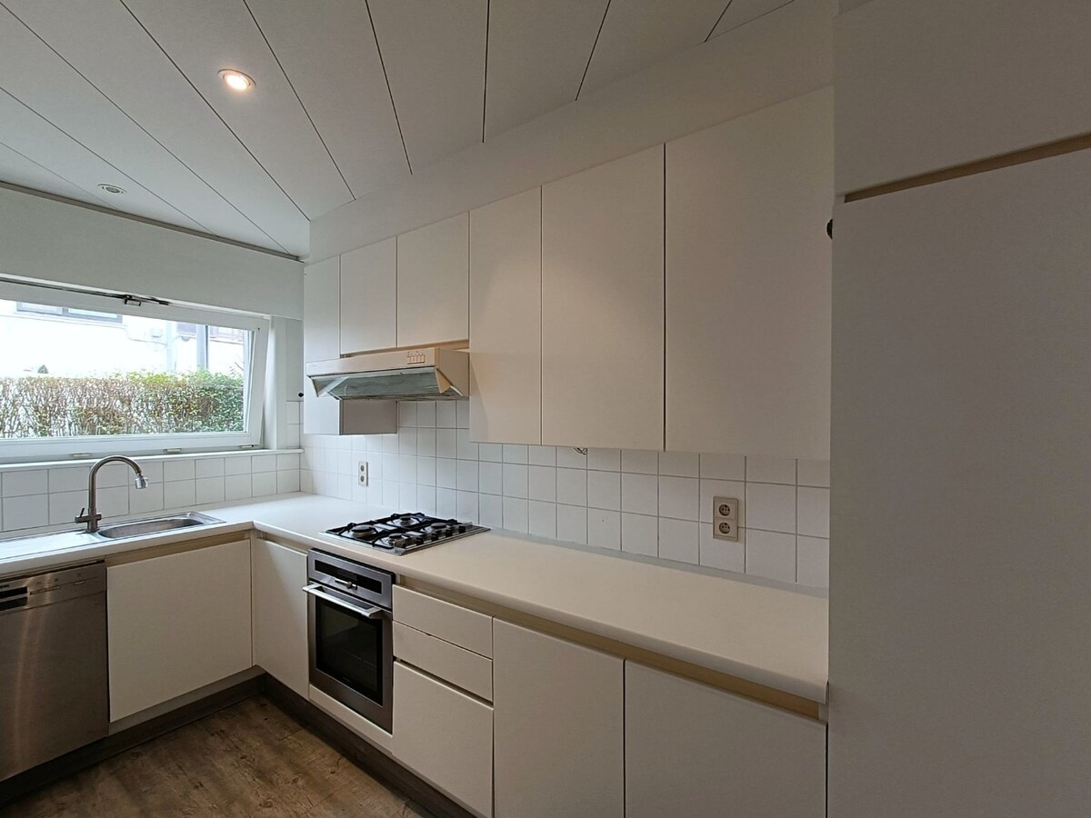 Lichtrijk 2-slaapkamerappartement met terras, garage en extra staanplaats in het centrum van Heist 