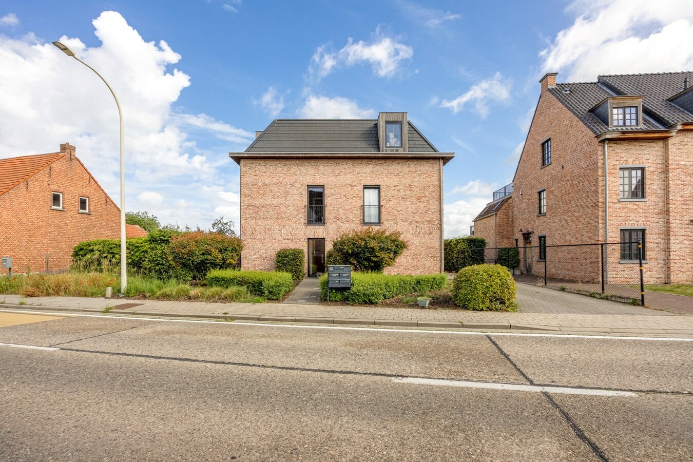 Prachtig, energiezuinig dak appartement met 3 slaapkamers, terras en carport 