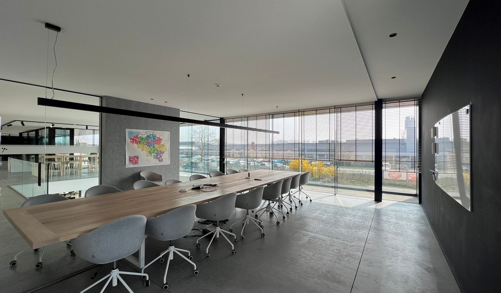 Recent bedrijfsgebouw met prachtige kantoren te huur in Lokeren