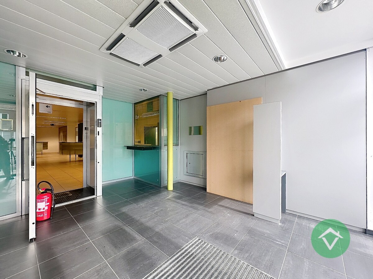 Commerciële toplocatie in Vleteren met burelen, vergaderruimtes en parking 