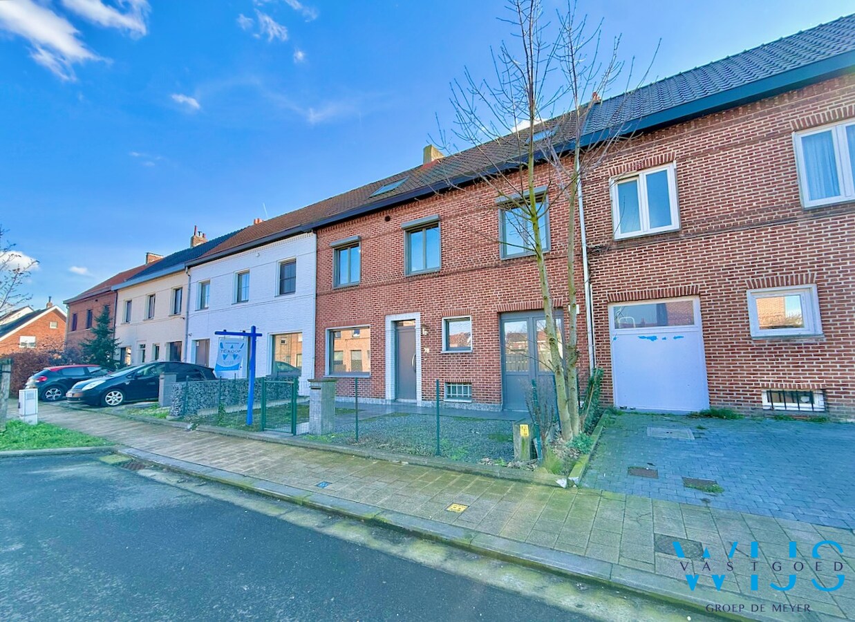 Zeer ruim en stevig woonhuis MET garage te Rieme ! 