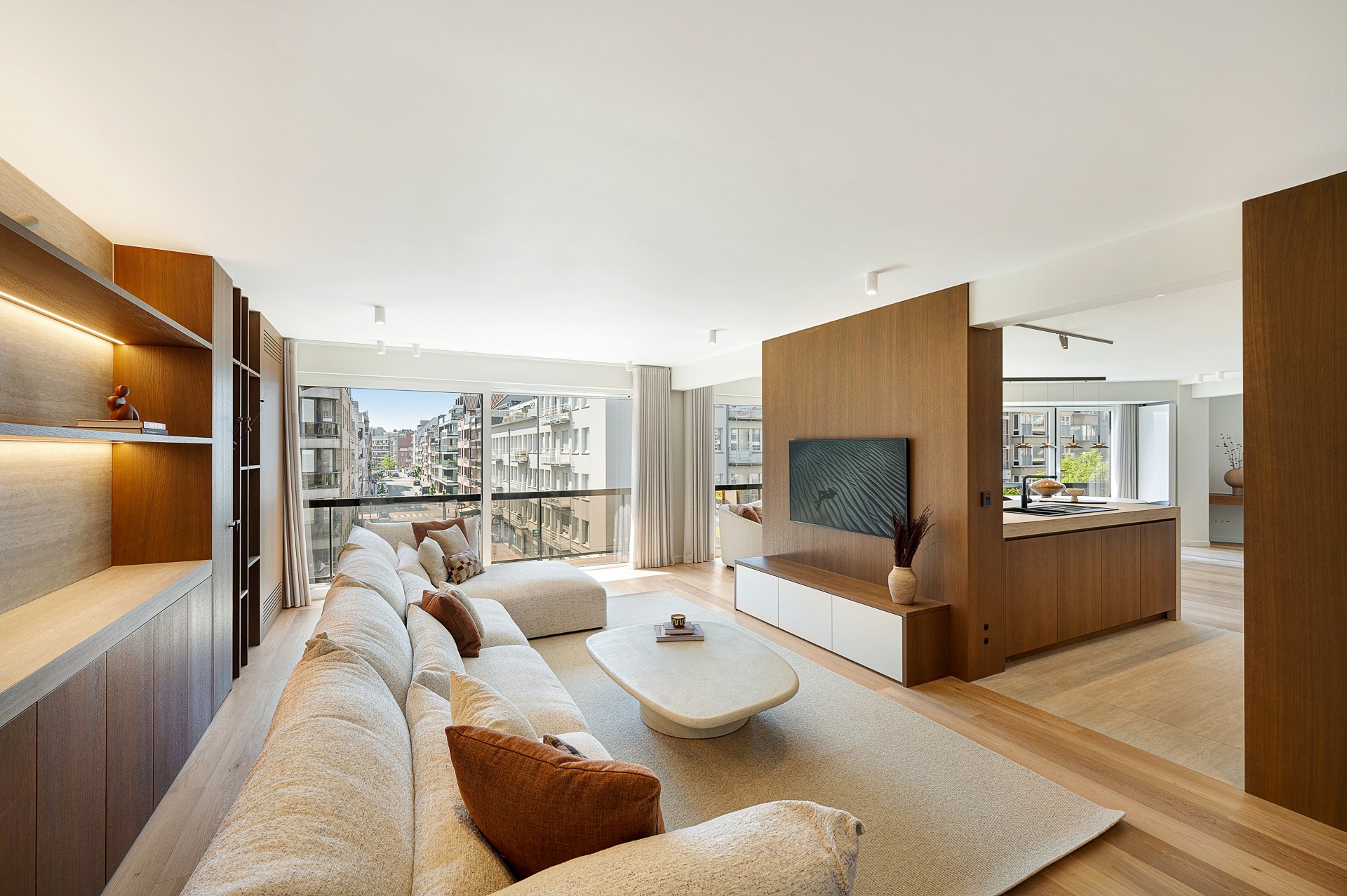Appartement d'angle spacieux et luxueusement rénové avec des vues dégagées et une largeur de façade de plus de 16 mètres. 
