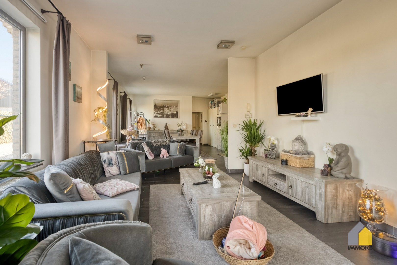 Gelijkvloers appartement (91 m²) in centrum met 1 slpk en parking. 