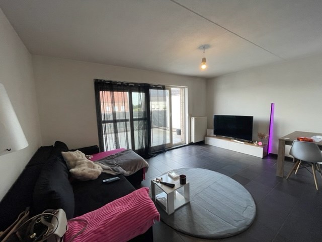 Sfeervol appartement met 2 slaapkamers, ruim terras en private autostaanplaats. 