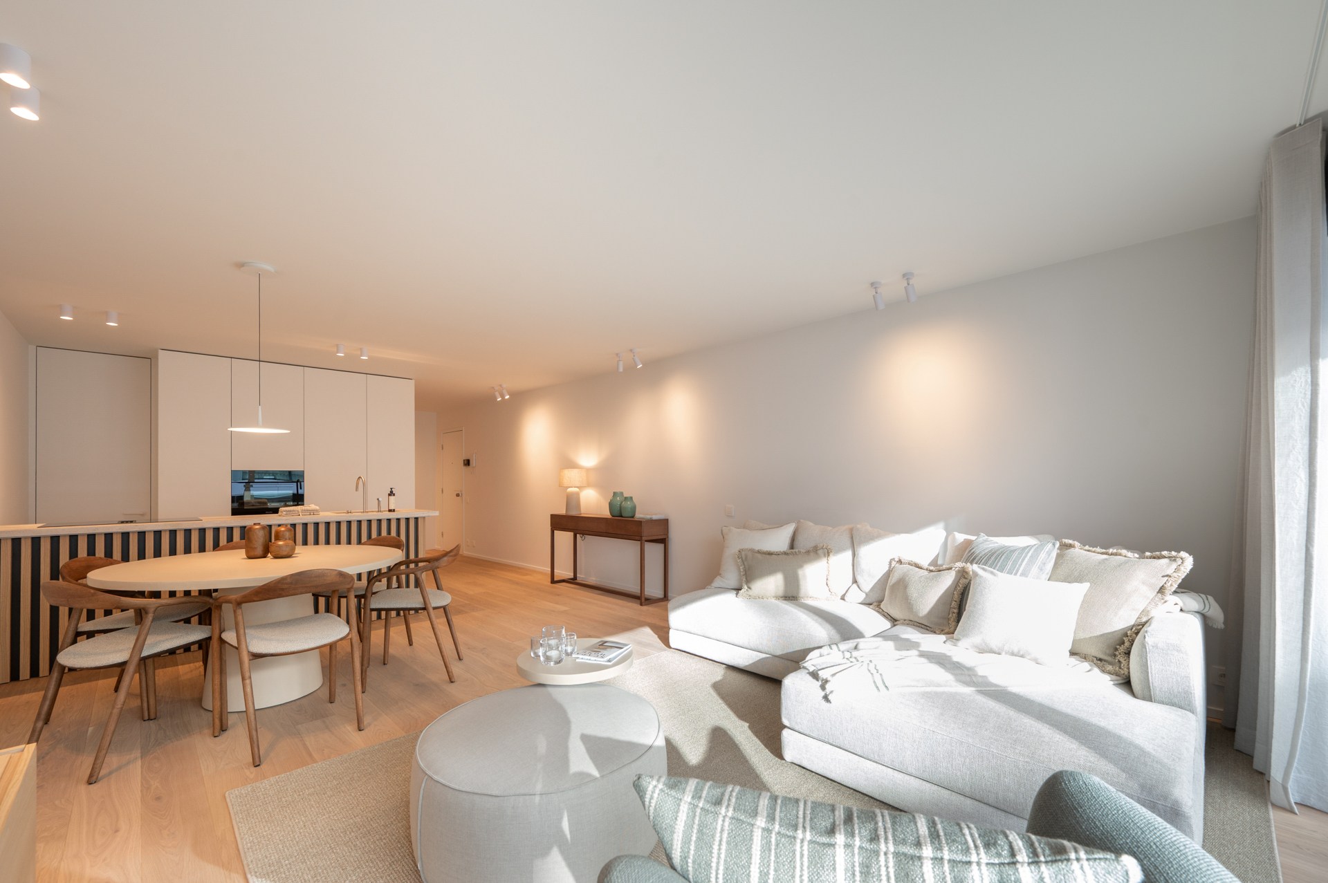 Exclusief gerenoveerd appartement met 3 slaapkamers te koop vlak bij het Albertstrand en het Lichtorenplein. 