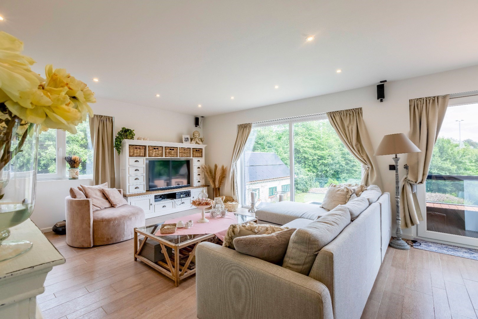 Ruime woning (369m²) met 4 slp. en in te vullen praktijk (onderaan) 