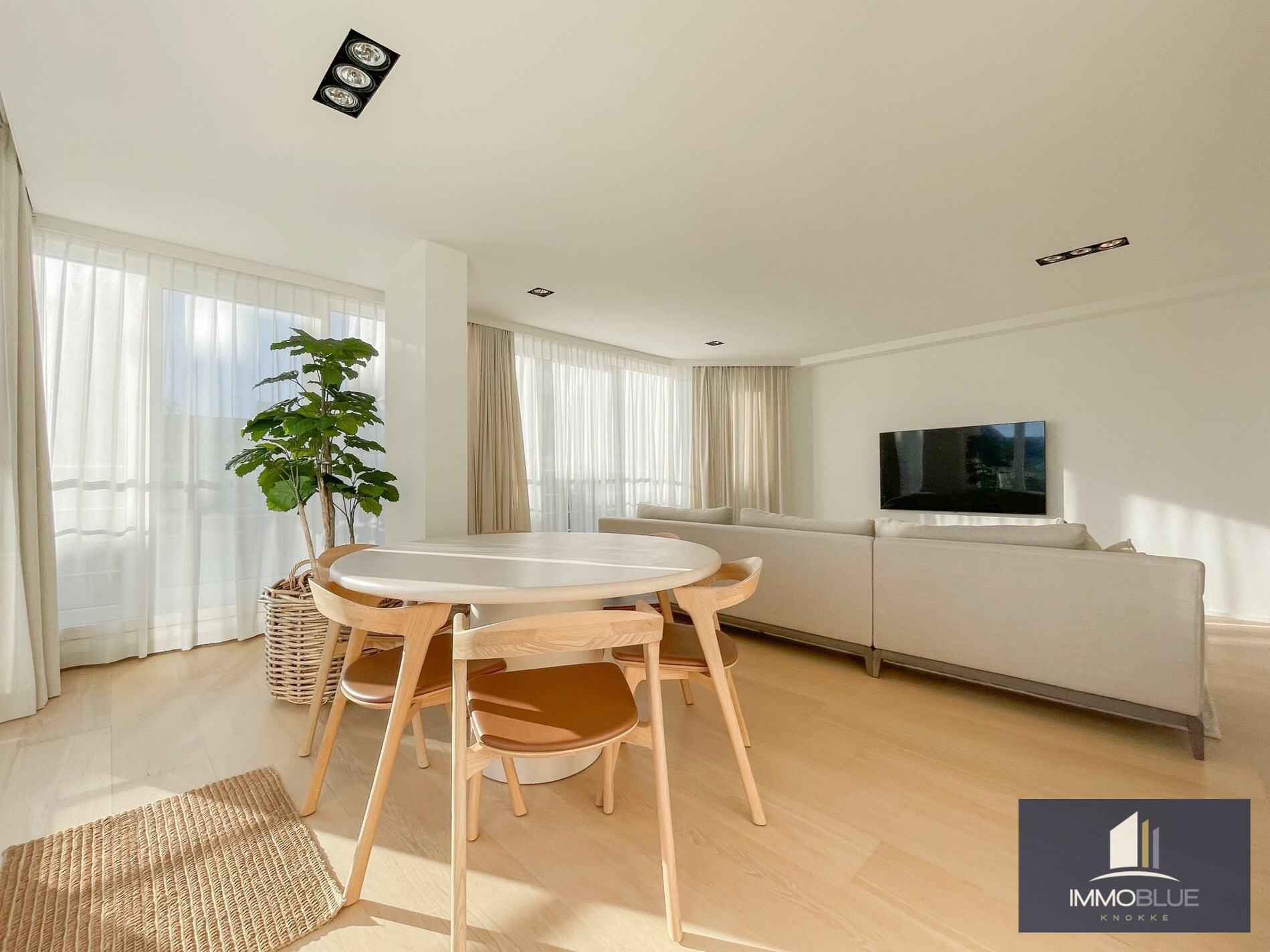 Appartement met zijdelings zeezicht en een ruim zuidwest gericht terras. 