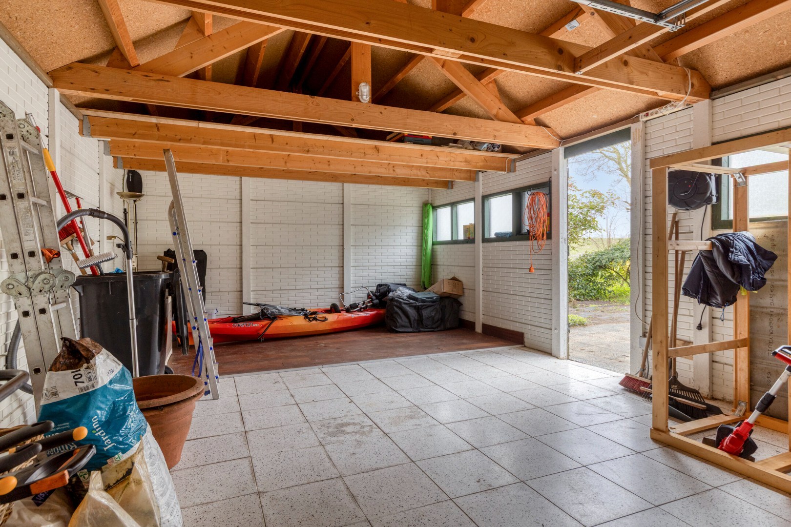 T.A. Makelaardij biedt aan: Populierenlaan 2 te Kamperland. Op loopafstand (ca. 200m.) van het Veerse Meer staat deze rustig gelegen vrijstaande woning op een royaal perceel (860m2) aan een doodlopend 