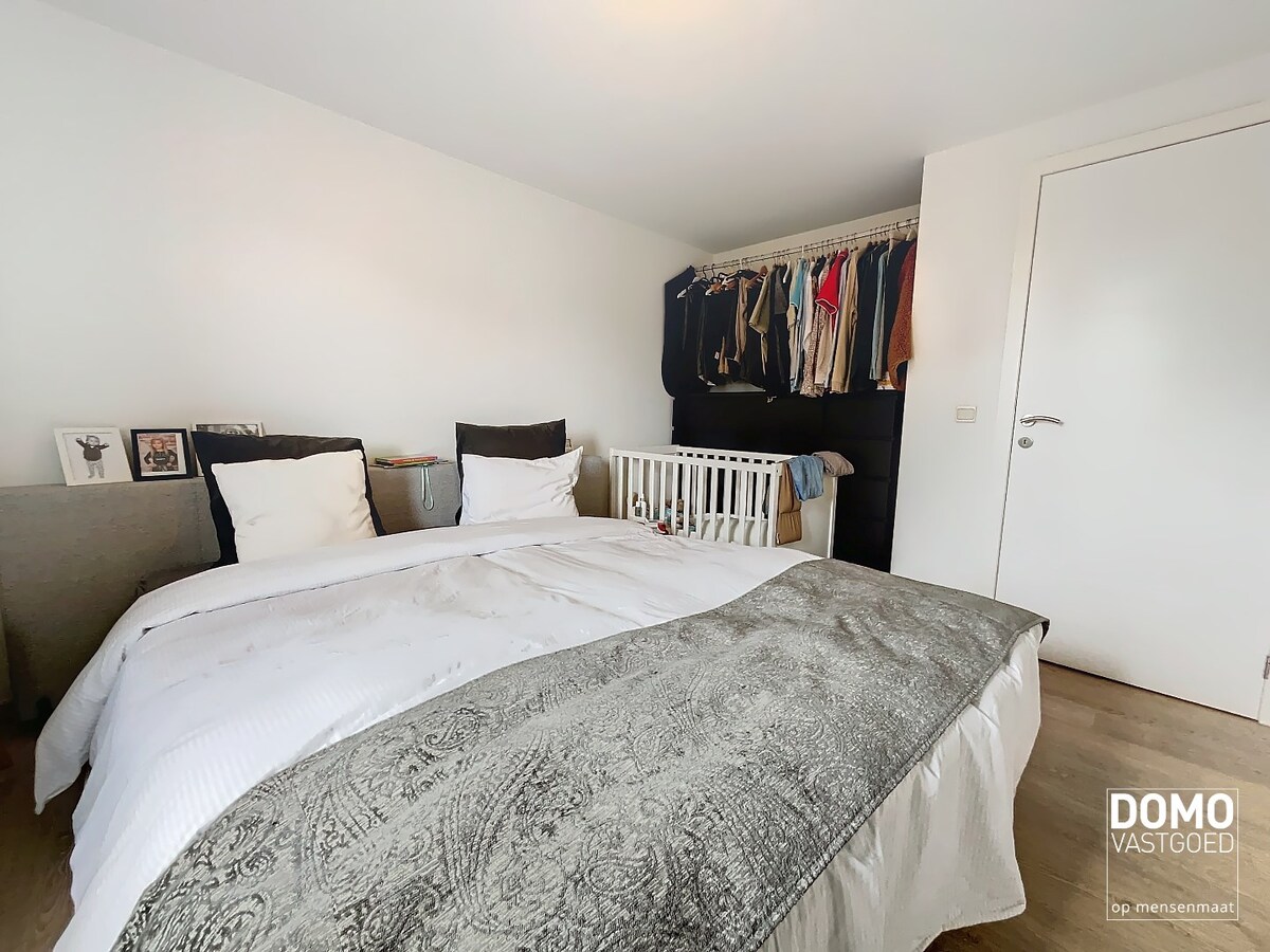 VOLLEDIG GERENOVEERDE HALOPEN BEBOUWING MET 3 SLAAPKAMERS IN HARTJE KERMT 