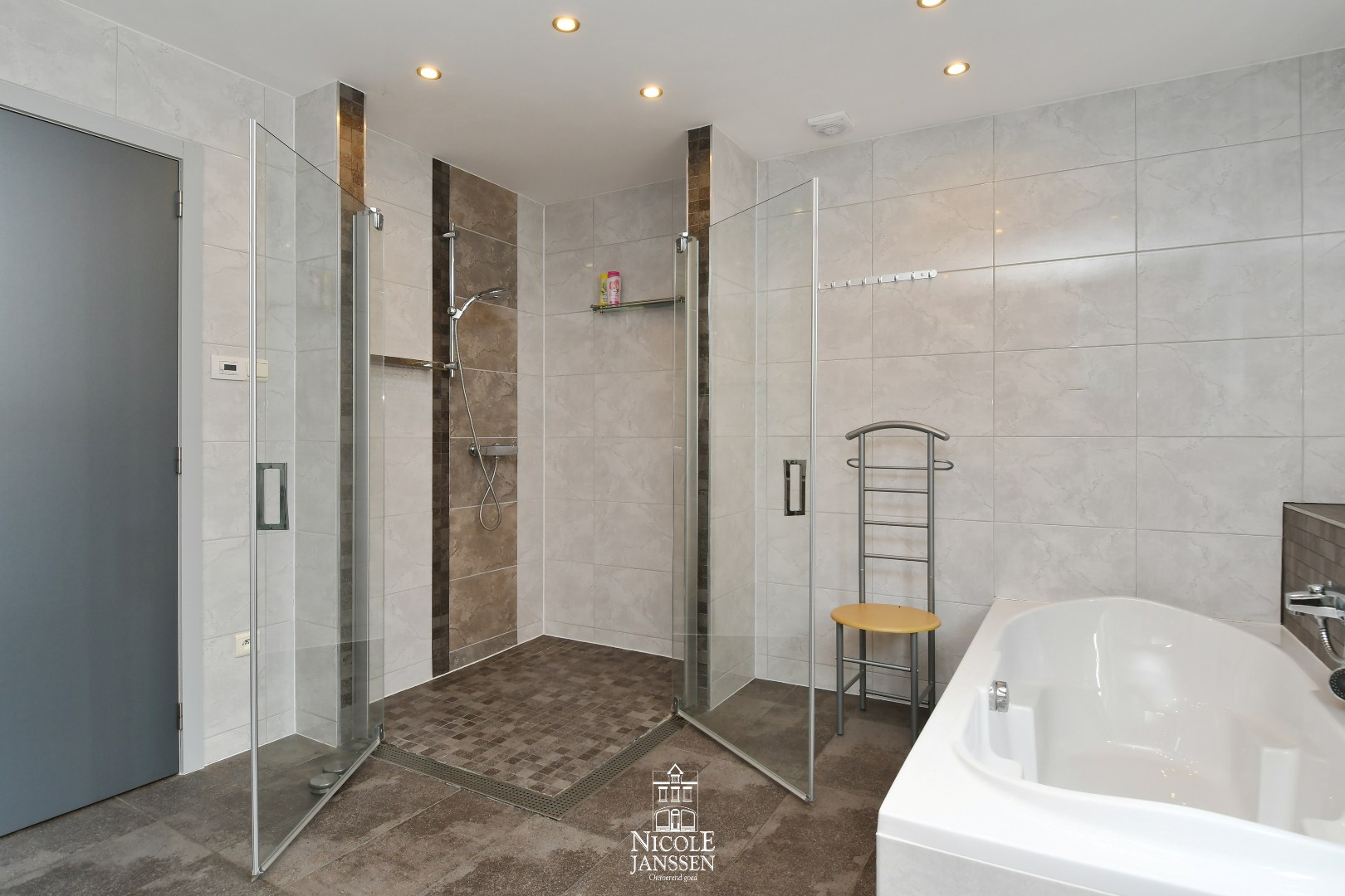 Volledig betegelde badkamer