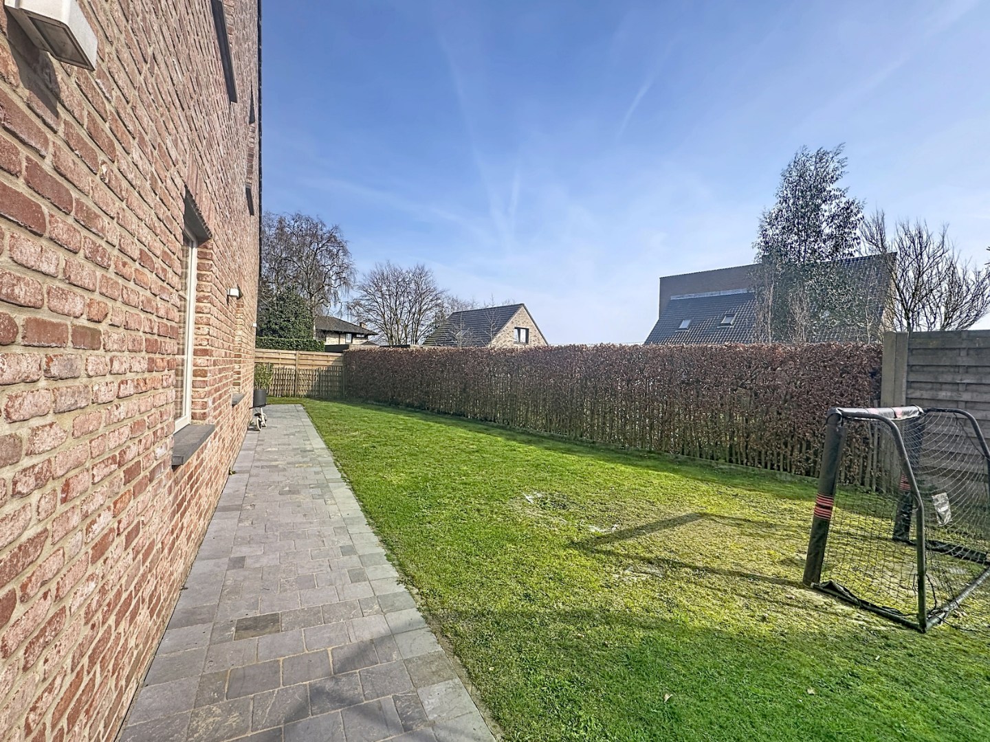 Ruime en recente halfopen bebouwing met 3 volwaardige slaapkamers 