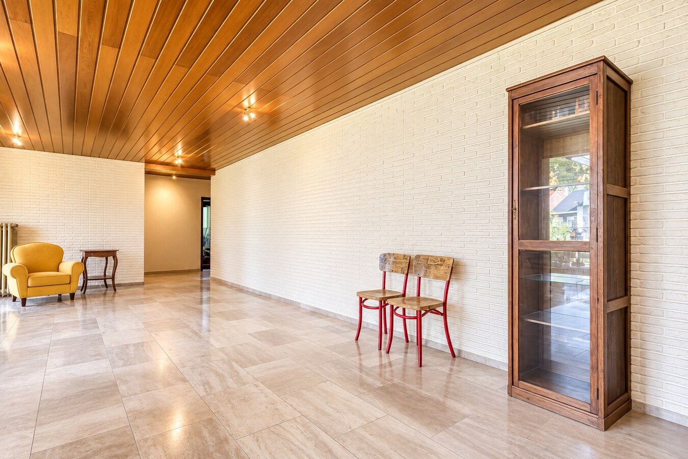 Unieke Villa te Roeselare op 2258m² met 28 zonnepanelen en 432m² bewoonbare oppervlakte! 