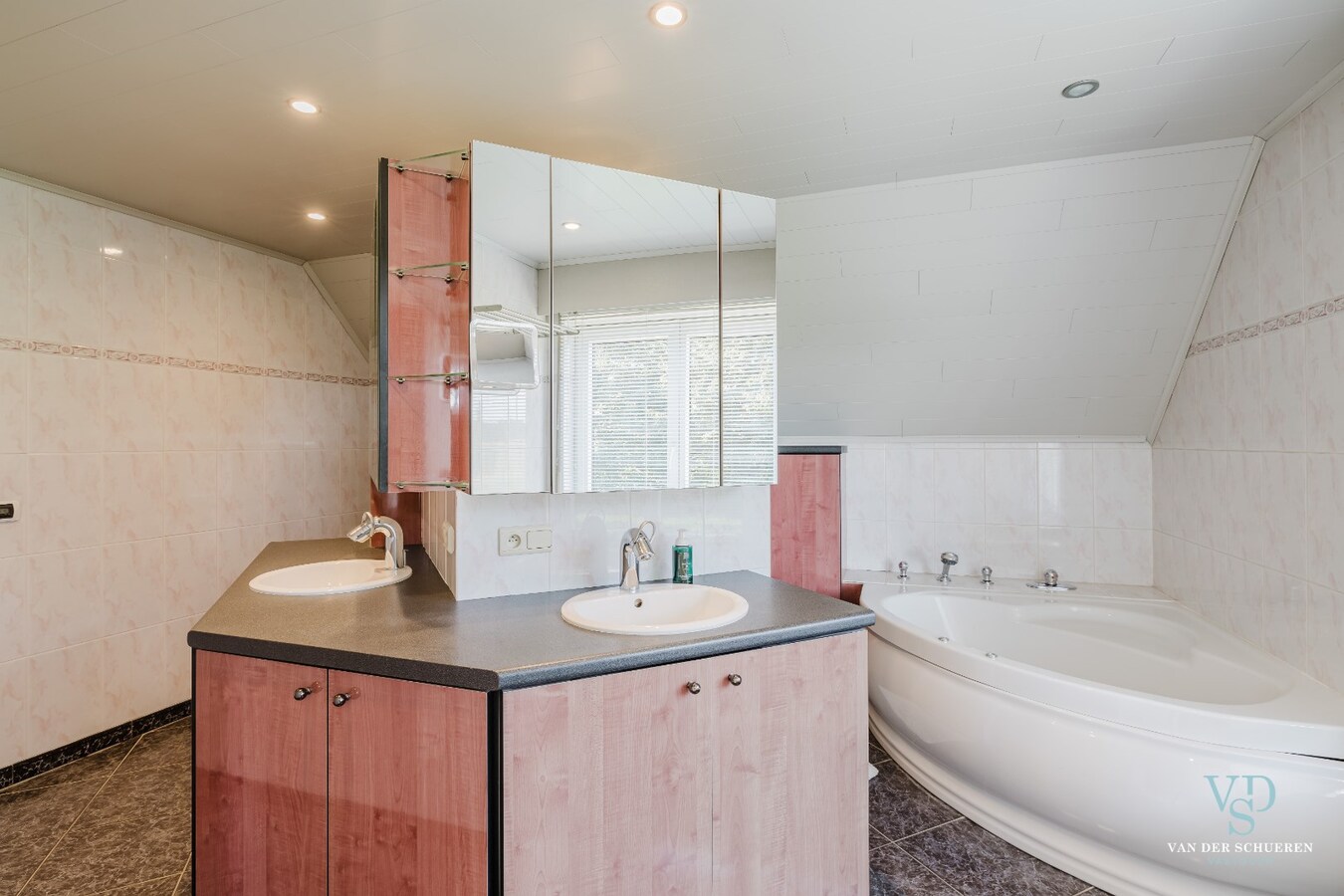 Bijzonder ruime (446m²), tijdloze villa 