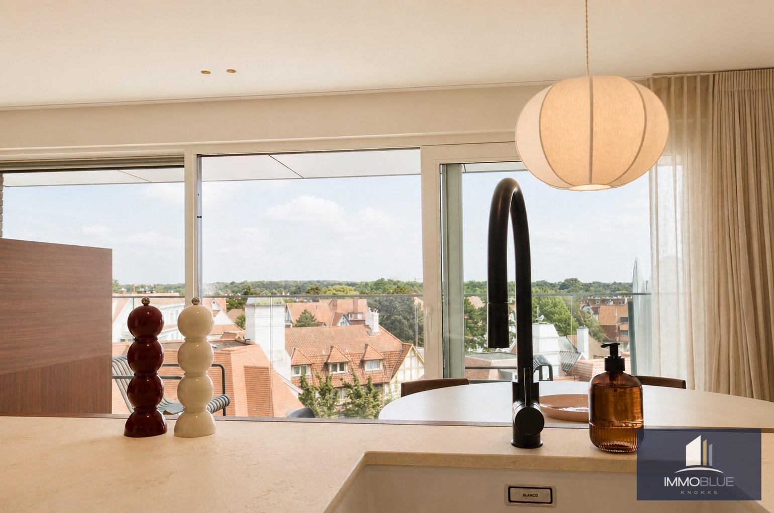 Appartement prestigieux entièrement rénové et fini avec des matériaux de haute qualité, situé à proximité de la place du Triangle. 