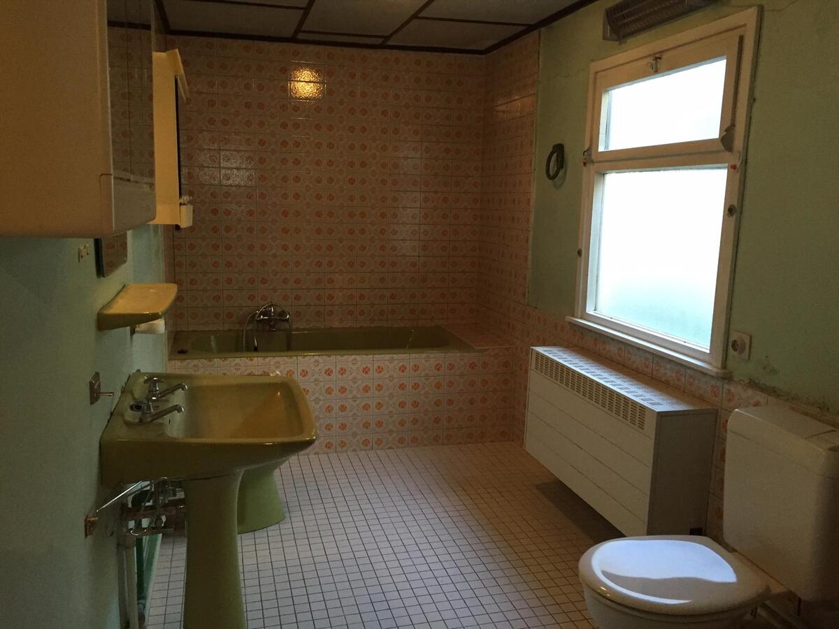 RUIME TE RENOVEREN WONING MET TUIN OP ZUCHT VAN ZEE NABIJ STRAND MARIAKERKE 