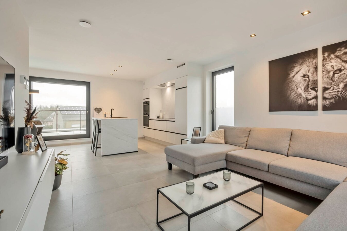 Recent duplex appartement met 2 slaapkamers en garage. 