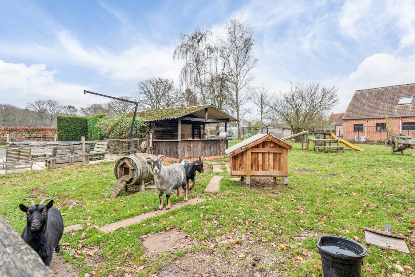 Uniek landhuis op een perceel van +/- 27 are in een GROENE oase 