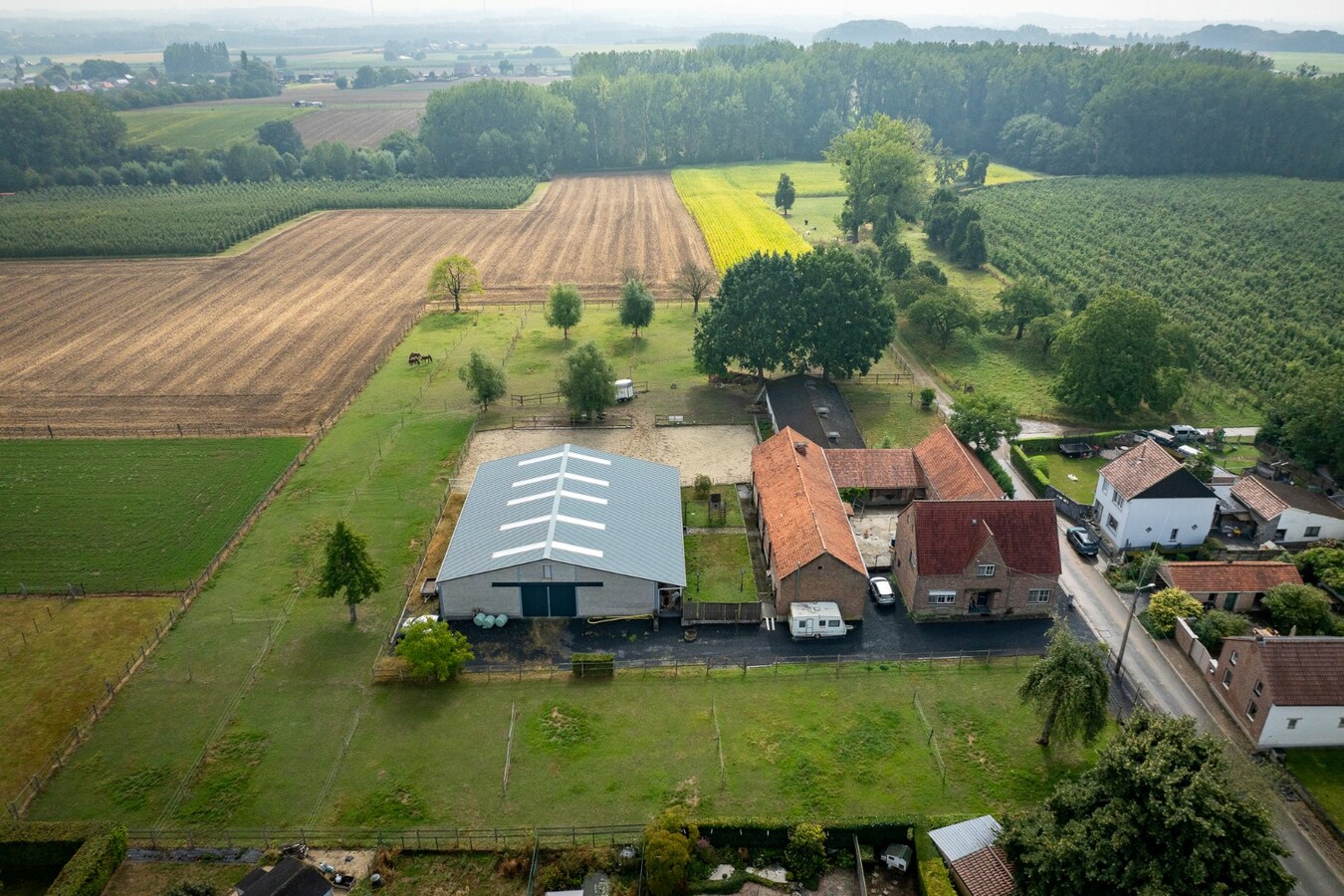 Ruime woning met buitenpiste en kleine binnenpiste op ca. 1,03ha te Hoeselt 