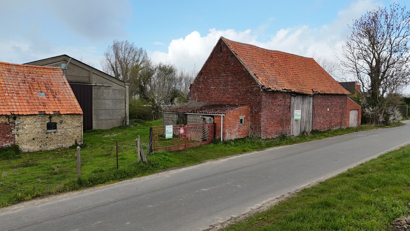 Rustig gelegen alleenstaande woning met loods en schuur te Kortemark 
