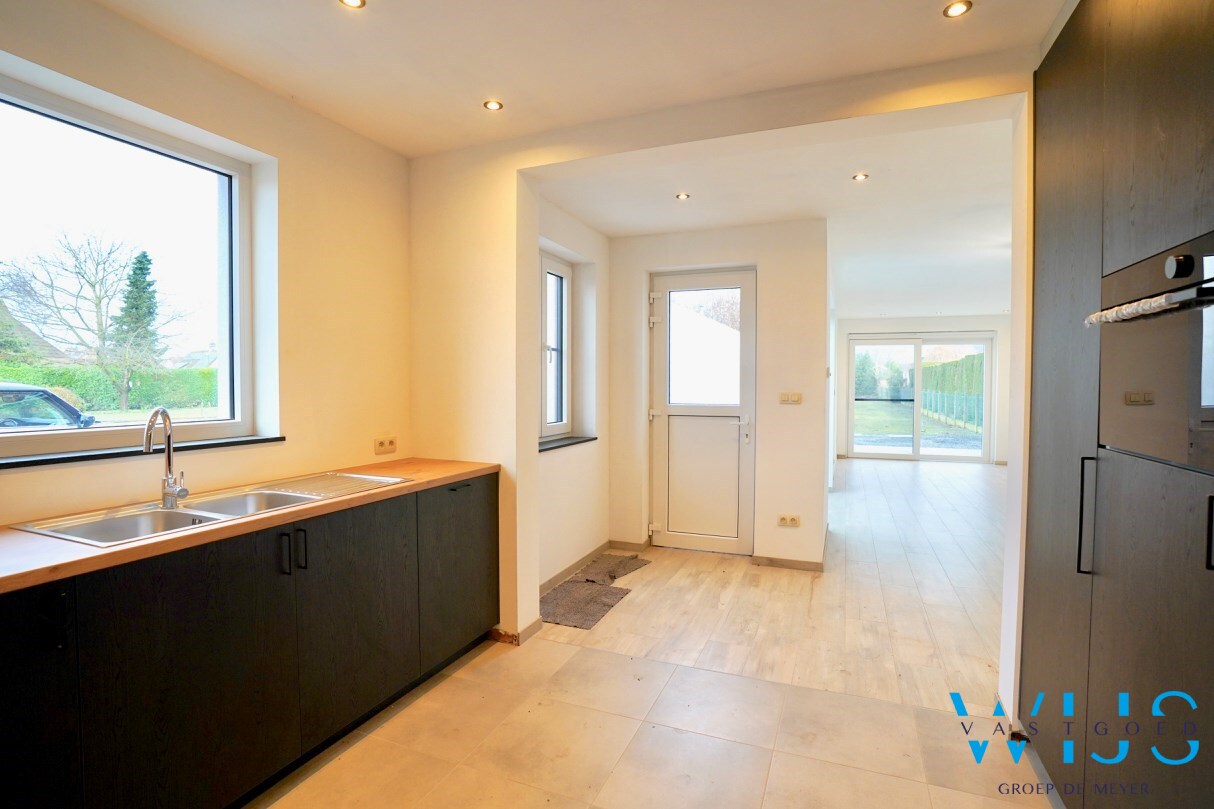 Volledig gerenoveerd woonhuis op 750m² in hartje Ertvelde ! 