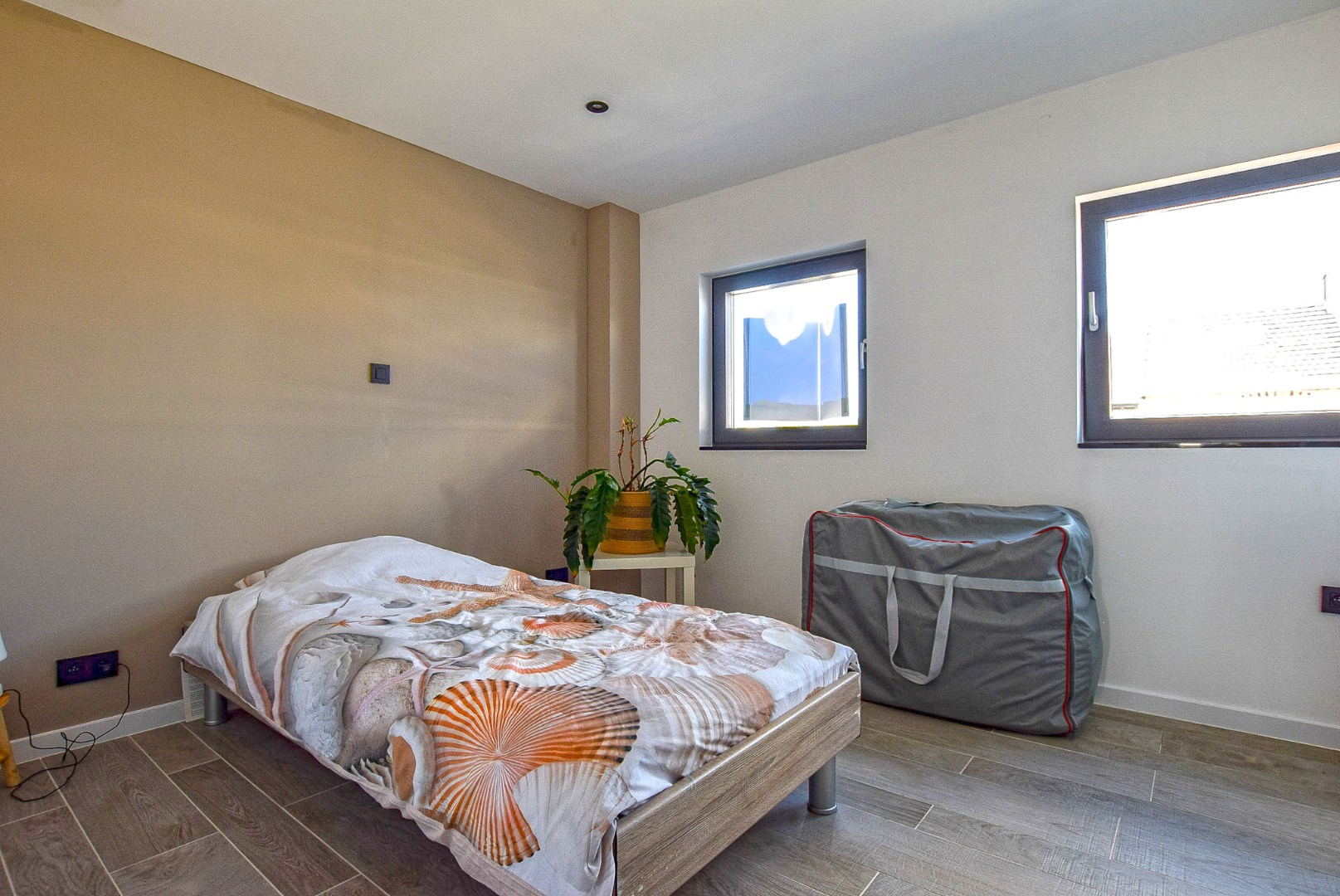 Instapklare, energiezuinige woning met aparte gastenunit in het hartje van Veurne. 