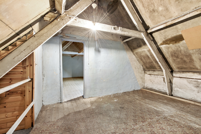 VERKOCHT!Op te frissen handelspand met woonst. 