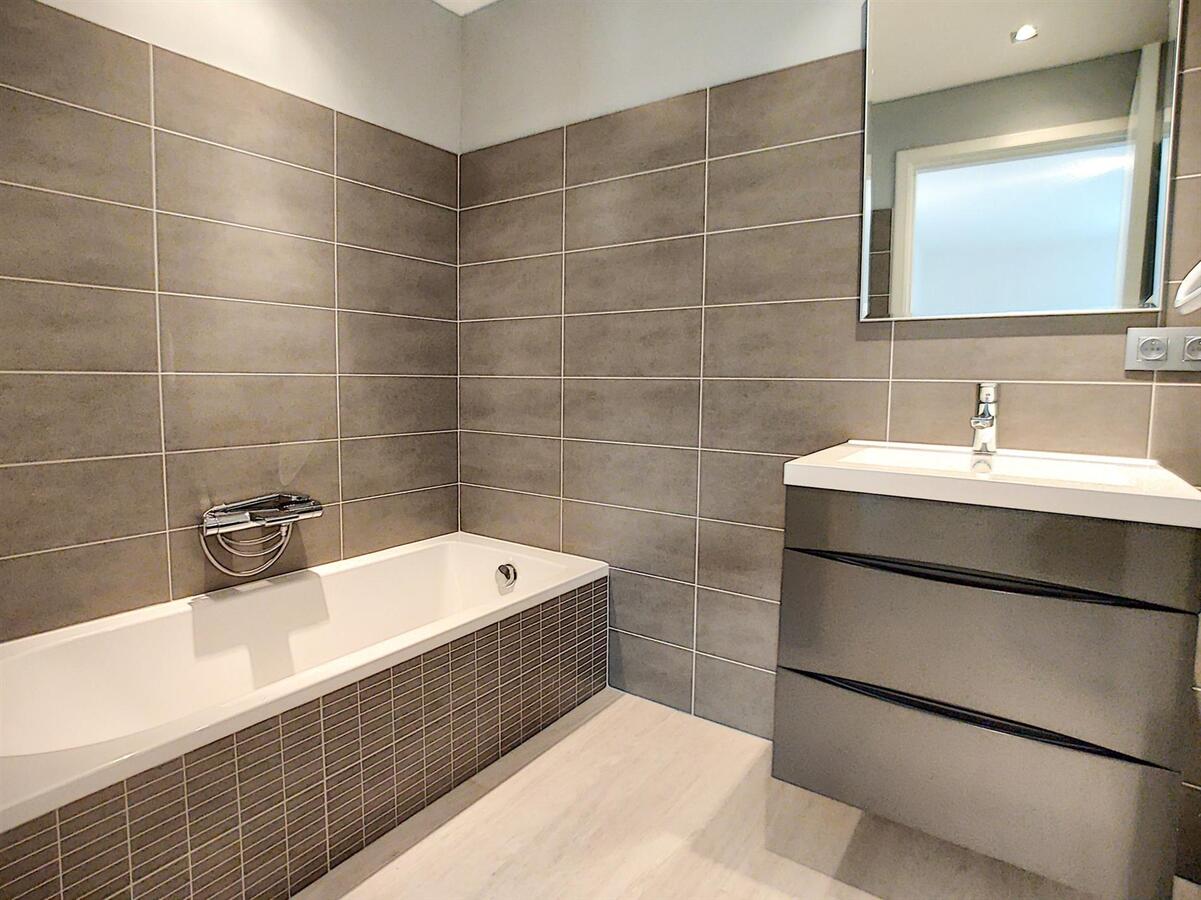 Magnifiek woonappartement met zonneterras, 3 ruime slpk en 2 badk - Heist 