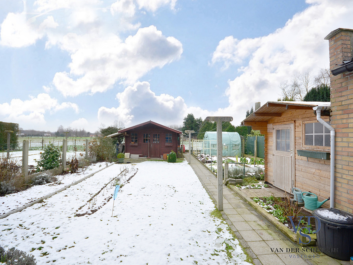 Praktische Half-Open Bungalow met afzonderlijke garage. 