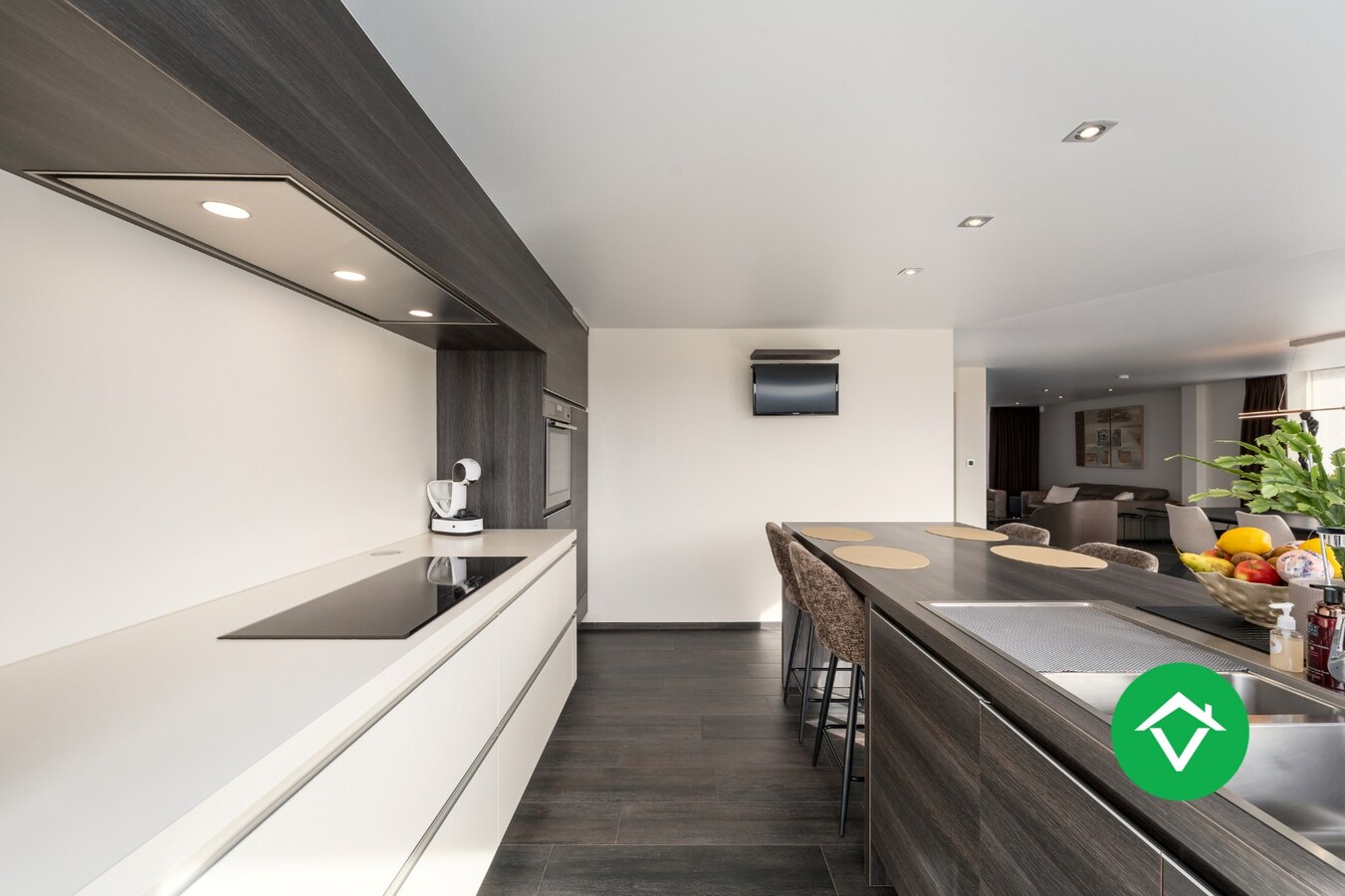 Alleenstaande woning met 4 slaapkamers en garage te Aartrijke 